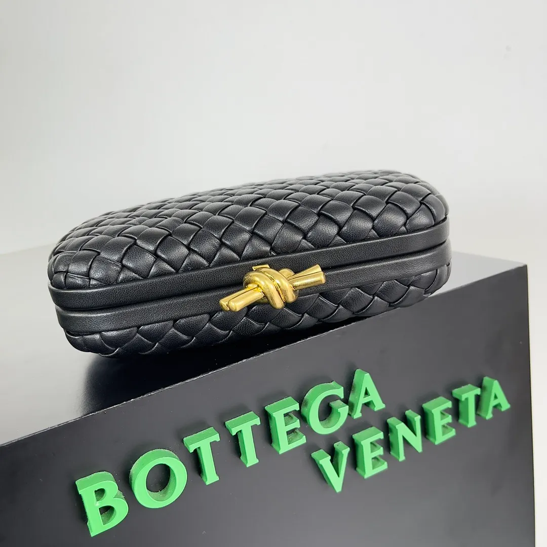 Batch 1860 BV Knot | The classic return of the evening bag. Original leather ➕ Stainless steel hardware ➕ 24k real gold plating ➕ Fully handmade. Those who know the history of our brand should have heard that the knot is a story of Bottega Veneta, and it is also one of the more important design elements. Matthieu Blazy's work this season sublimates Knot's classics, with a new knot design and a woven shoulder strap, plus Fouland Intreccio's weaving technology, adding some fashion to the retro and nostalgic feel of the past. Style number: 717622 Size: 20.5*6*12.5